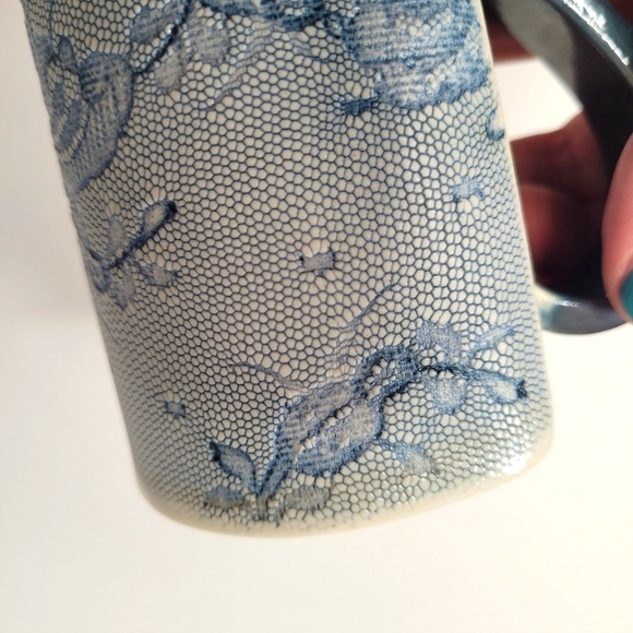 Handmade ceramic mug with teal floral lace print - Picture 8 of 10